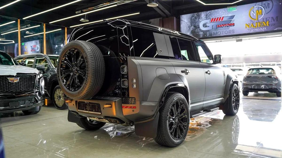 2025 Land Rover Defender 110 Octa - Brand New-4-4