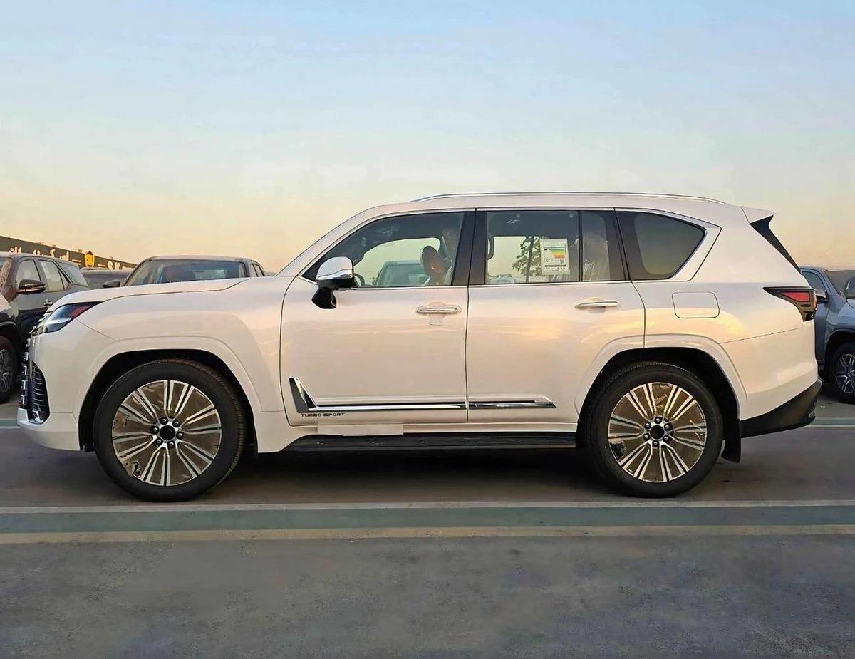 Lexus LX 500 LX500D TURBO SPORTS /3.3L V6 DIESEL /POWER SEATS & 360*CAM / SUNROOF / FULL OPTION-2-2