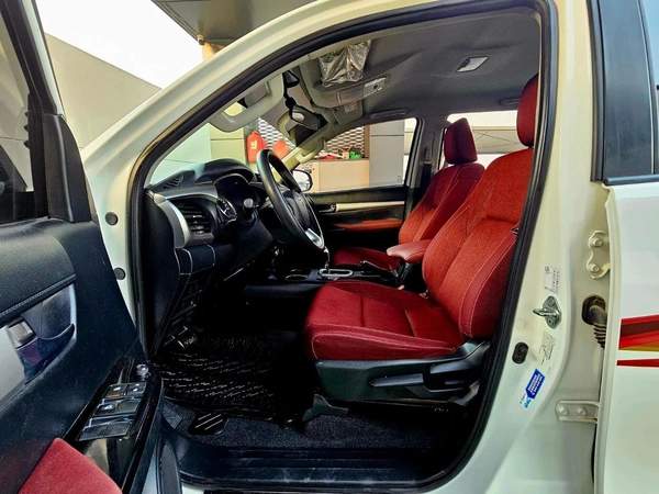 Toyota Hilux SR5/ AUTO GEAR/ AUTO WINDOW/ WIDE BODY/ CHROME BUMPER