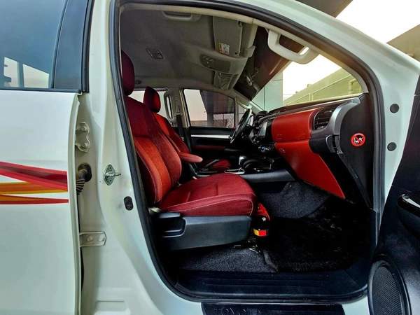 Toyota Hilux SR5/ AUTO GEAR/ AUTO WINDOW/ WIDE BODY/ CHROME BUMPER