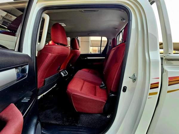 Toyota Hilux SR5/ AUTO GEAR/ AUTO WINDOW/ WIDE BODY/ CHROME BUMPER