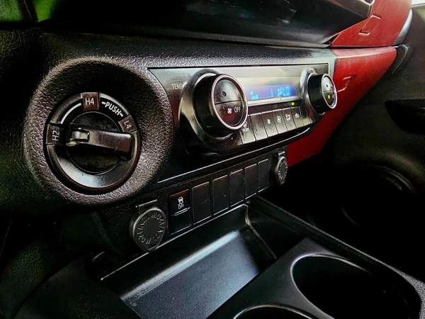 Toyota Hilux SR5/ AUTO GEAR/ AUTO WINDOW/ WIDE BODY/ CHROME BUMPER
