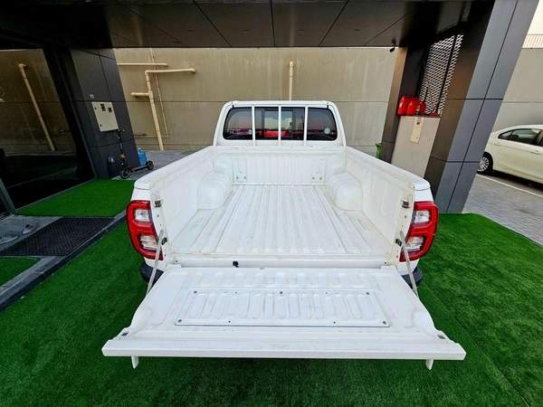 Toyota Hilux SR5/ AUTO GEAR/ AUTO WINDOW/ WIDE BODY/ CHROME BUMPER