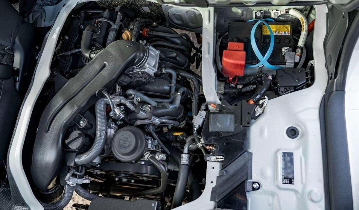 Toyota Hiace (LHD) TOYOTA HIACE STD 2.7P MT 15-SEATER MY2024 – WHITE-18-18