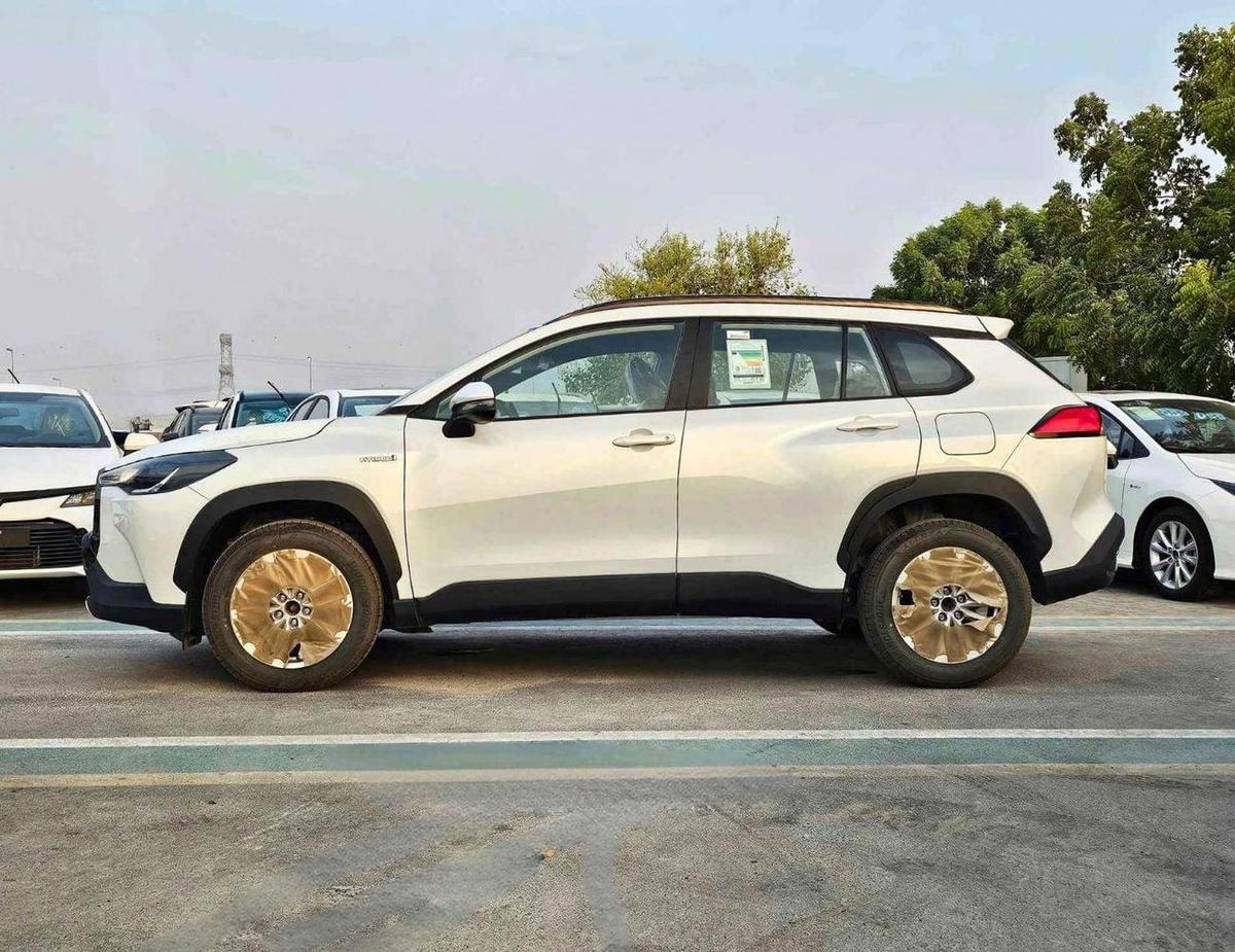 Toyota Corolla Cross HYBRID /1.8L A/T / FULL OPTION / SUNROOF, LEATHER/ 17" ALLOY WHEELS/CODE#XLE-3-3