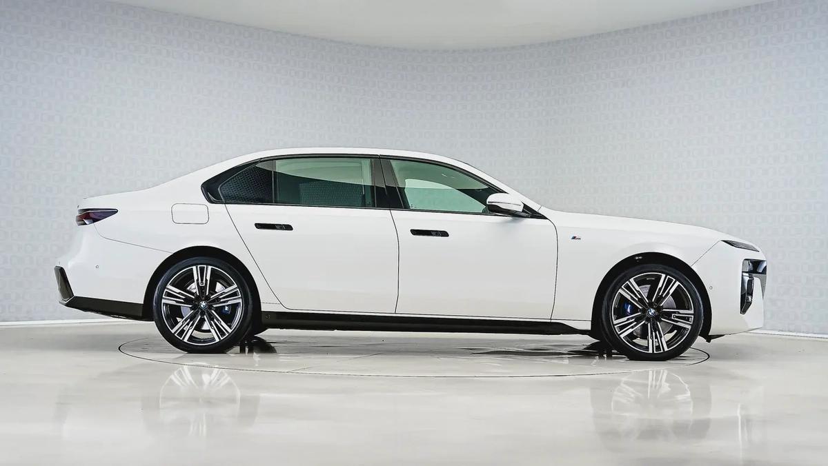 Special Offer | AED 4,660 PM | Warranty Service July 2028, High Option | 740LI M Sport Individual-3-3