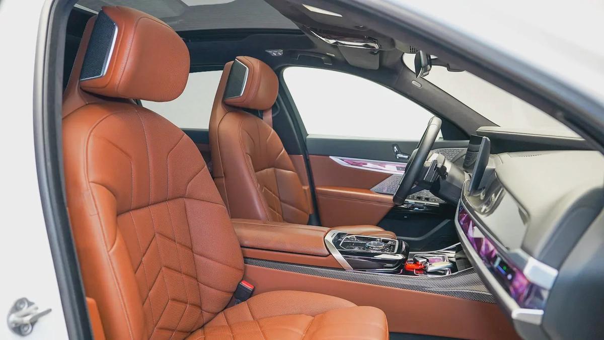 Special Offer | AED 4,660 PM | Warranty Service July 2028, High Option | 740LI M Sport Individual-5-5