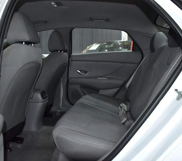 Hyundai Elantra ( 2022 Model ) in White Color GCC Specs