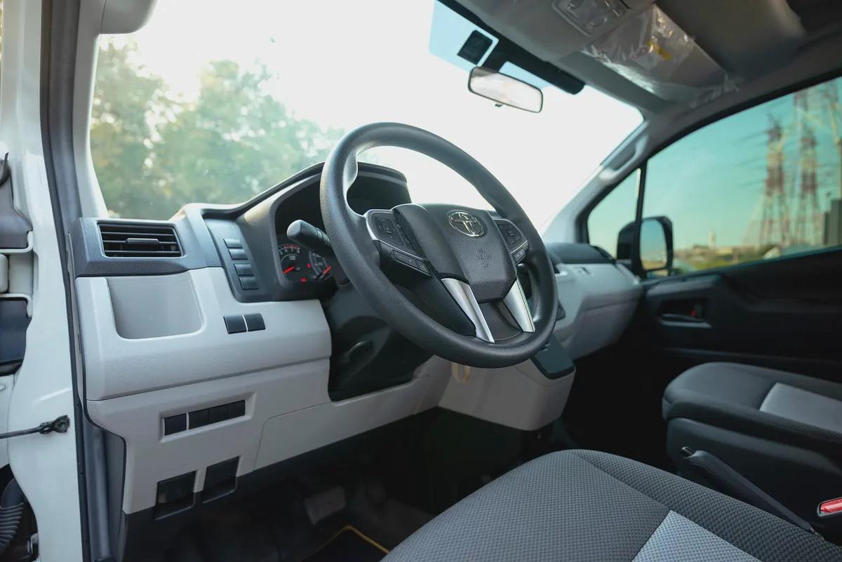 High-Roof 13-Seater Passenger Van | Automatic | GCC Specs | Ref#T28025-12-12