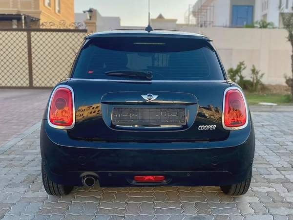 Low mileage 2016 mini cooper 1.5L 3 cylinder || GCC || black edition || panorama || accident free