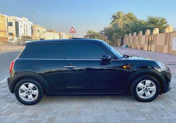 Low mileage 2016 mini cooper 1.5L 3 cylinder || GCC || black edition || panorama || accident free
