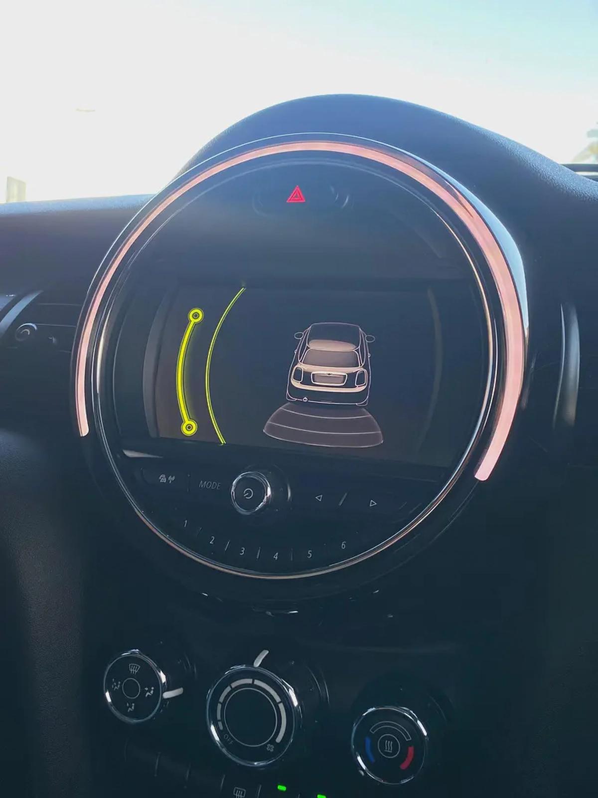 Low mileage 2016 mini cooper 1.5L 3 cylinder || GCC || black edition || panorama || accident free-10-10