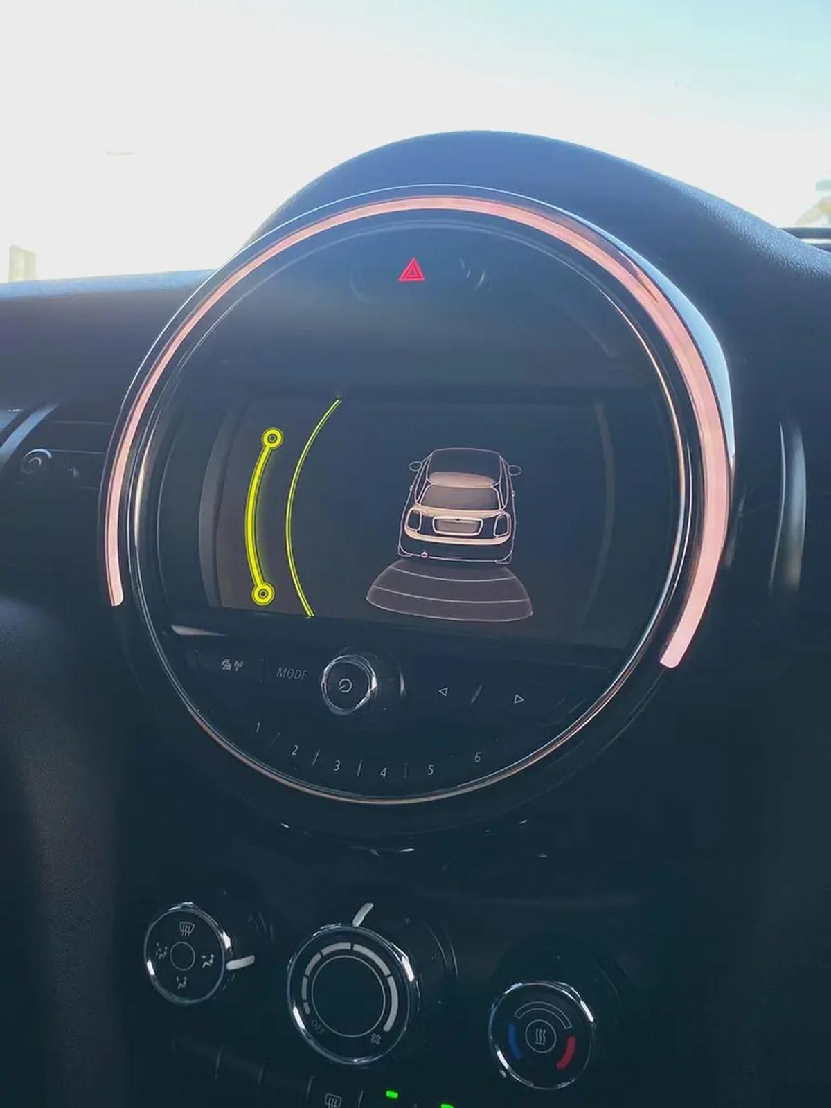 Low mileage 2016 mini cooper 1.5L 3 cylinder || GCC || black edition || panorama || accident free-15-15