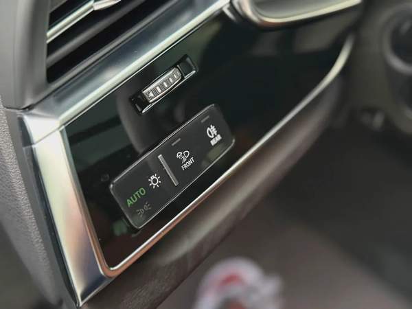 Audi Q8 55 TFSI quattro S line - GCC Specs Full Service History