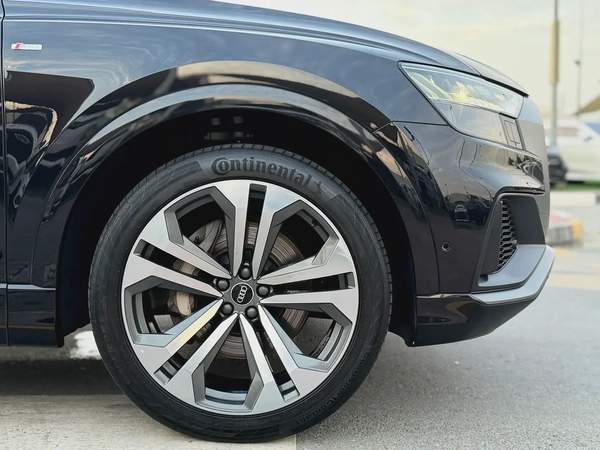 Audi Q8 55 TFSI quattro S line - GCC Specs Full Service History