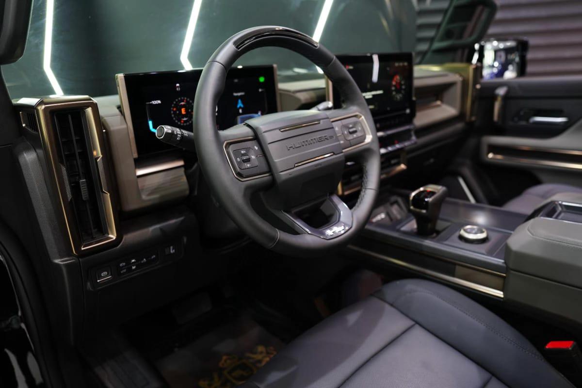 GMC Hummer EV Pickup-7-7