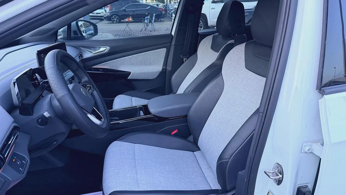 2023 Volkswagen ID.4 Pro - American Specs - Excellent Condition-10-10