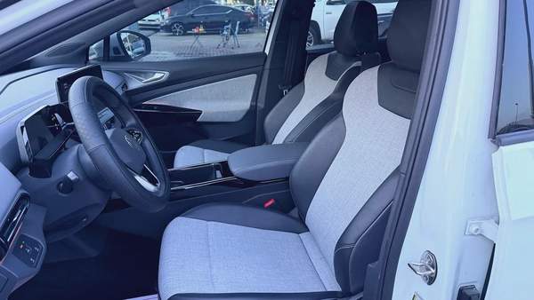 2023 Volkswagen ID.4 Pro - American Specs - Excellent Condition
