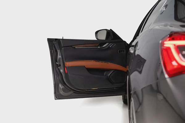 Maserati Ghibli SQ4-Special Color-2-Exclusive Leather Inerior-Active Sports Exhaust System