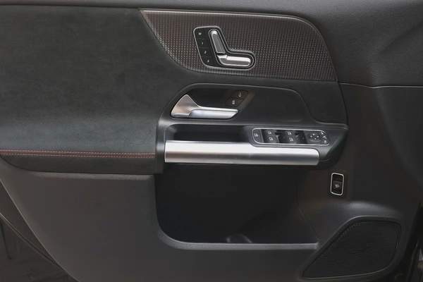 MERCEDES EQA350 4MATIC - GCC SPECS - UNDER WARRANTY / SERVICE CONTRACT / BATTERY - ACCIDENT FREE -