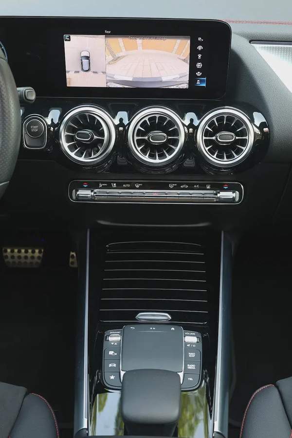 MERCEDES EQA350 4MATIC - GCC SPECS - UNDER WARRANTY / SERVICE CONTRACT / BATTERY - ACCIDENT FREE -