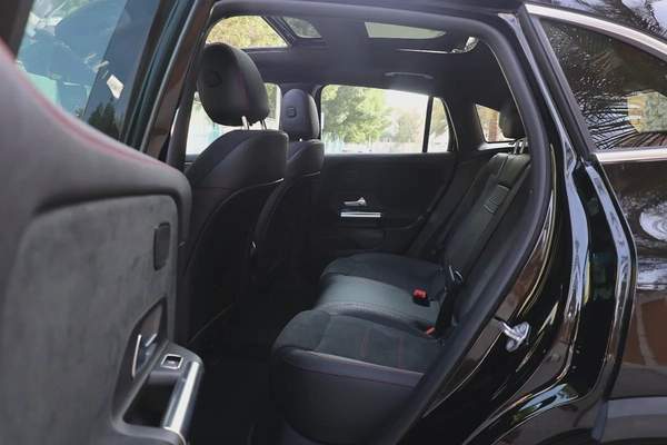 MERCEDES EQA350 4MATIC - GCC SPECS - UNDER WARRANTY / SERVICE CONTRACT / BATTERY - ACCIDENT FREE -