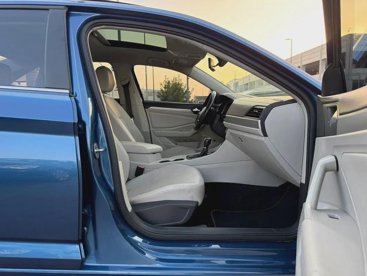 Volkswagen Jetta, 2019 American specs, fully loaded, in excellent condition.-9-9