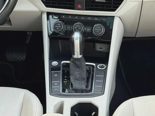 Volkswagen Jetta, 2019 American specs, fully loaded, in excellent condition.