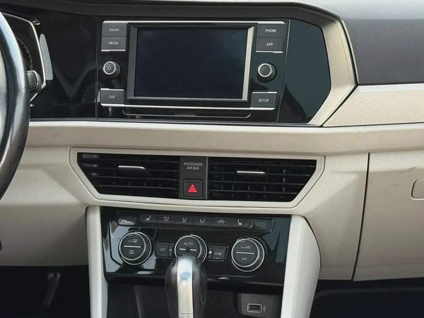 Volkswagen Jetta, 2019 American specs, fully loaded, in excellent condition.