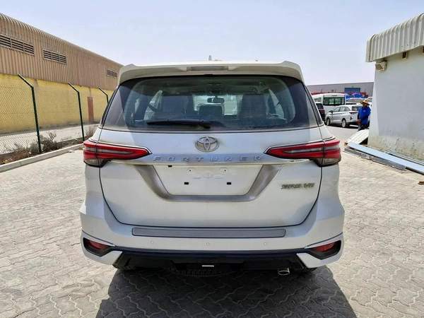2025 TOYOTA FORTUNER 4X4 4.0L V6 GCC BRAND NEW 0KM