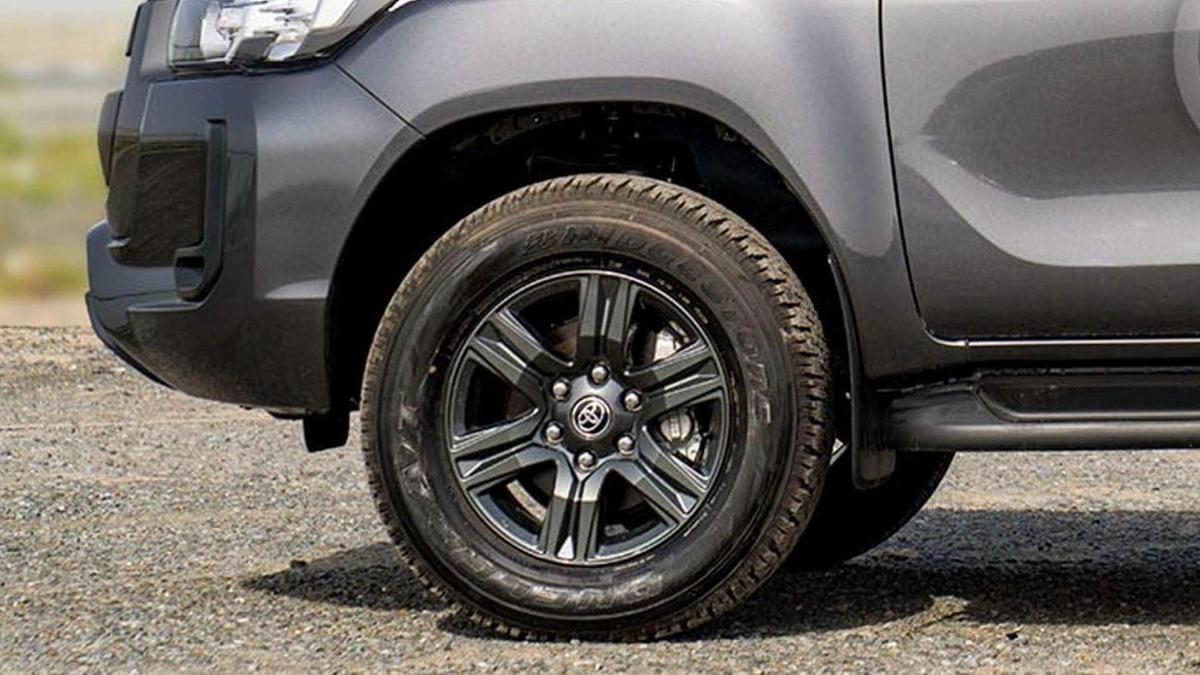 Toyota Hilux Toyota Hilux 2.4L Diesel AT 4x4 Mid Option 2025-5-5