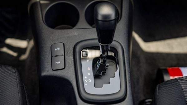 Toyota Hilux Toyota Hilux 2.4L Diesel AT 4x4 Mid Option 2025