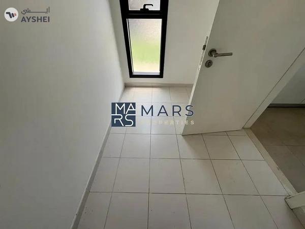 End Unit Villa With Study Room in Excellent Community