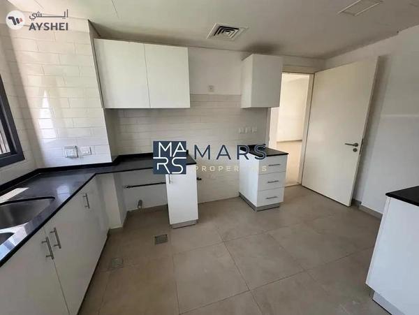 End Unit Villa With Study Room in Excellent Community