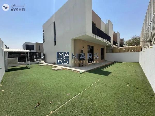 End Unit Villa With Study Room in Excellent Community