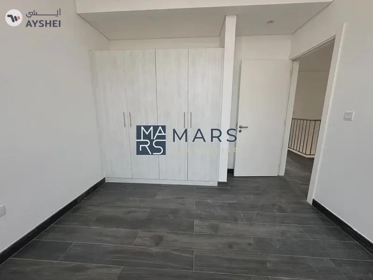 End Unit Villa With Study Room in Excellent Community-4-4