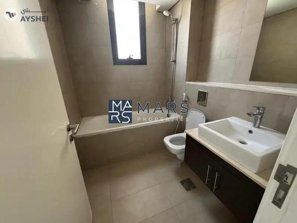 End Unit Villa With Study Room in Excellent Community