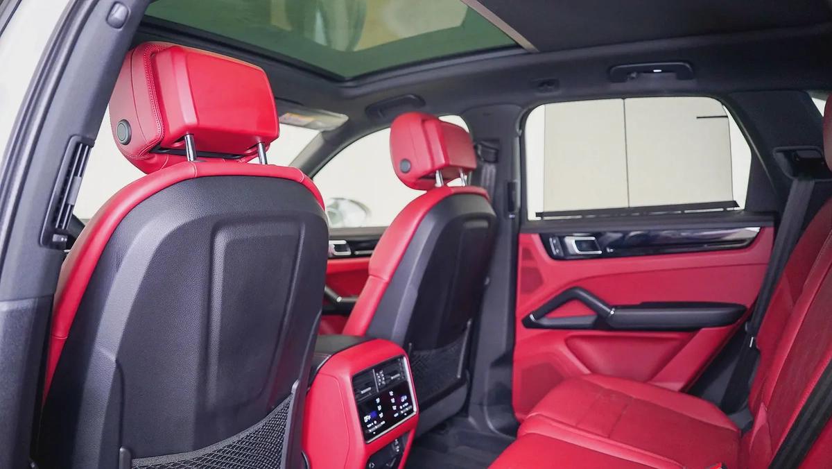 Special Offer | AED 4,276 PM | Premium Colour, Low KM | Cayenne V6-4-4