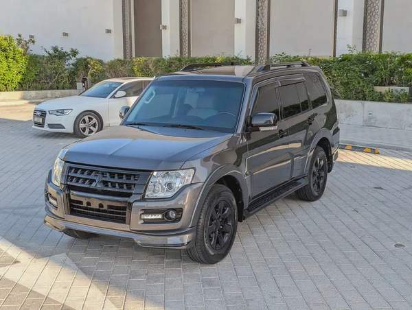 MITSUBISHI PAJERO 2017 GLS MID OPTION GCC V6 3.5L IN PERFECT CONDITION