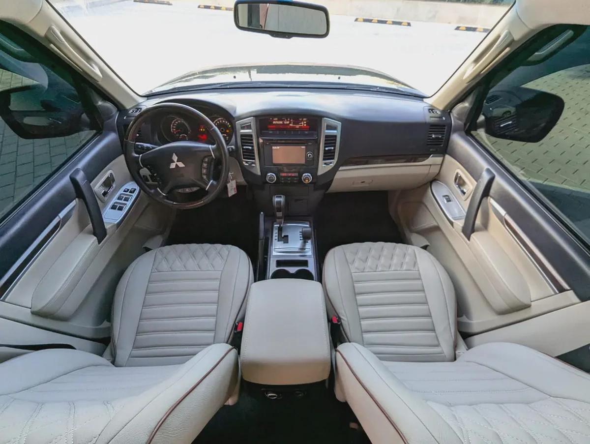 MITSUBISHI PAJERO 2017 GLS MID OPTION GCC V6 3.5L IN PERFECT CONDITION-2-2