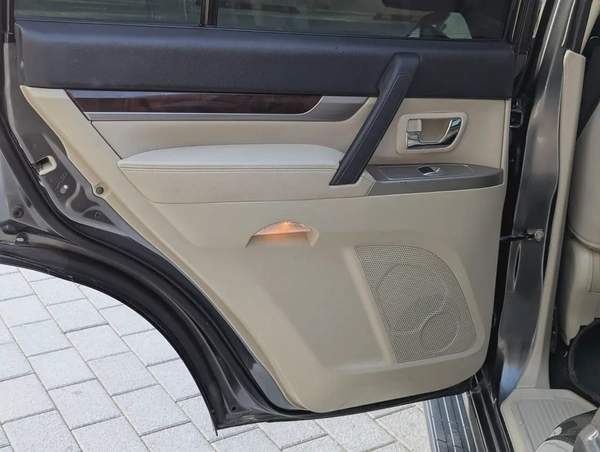 MITSUBISHI PAJERO 2017 GLS MID OPTION GCC V6 3.5L IN PERFECT CONDITION