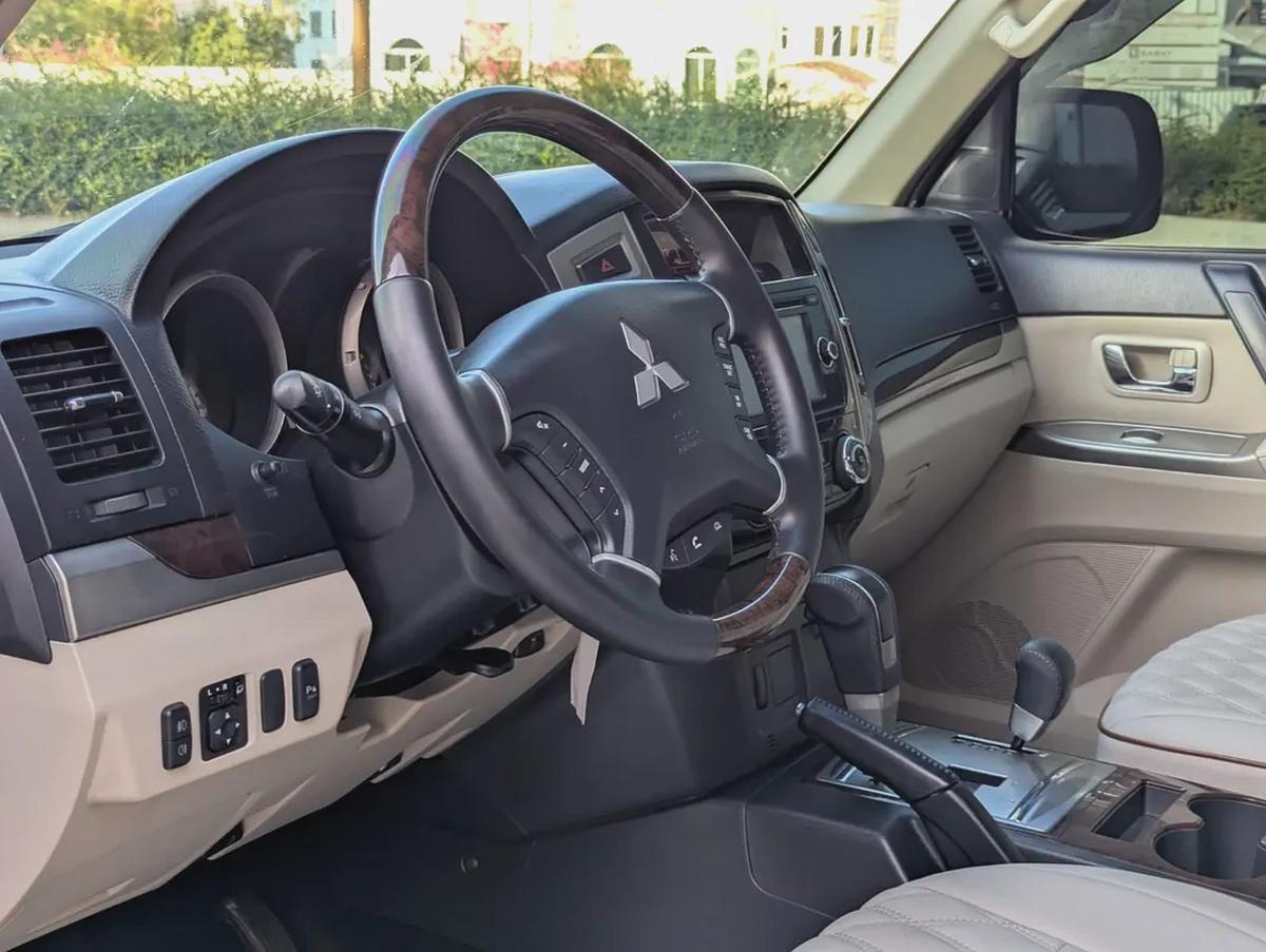 MITSUBISHI PAJERO 2017 GLS MID OPTION GCC V6 3.5L IN PERFECT CONDITION-7-7