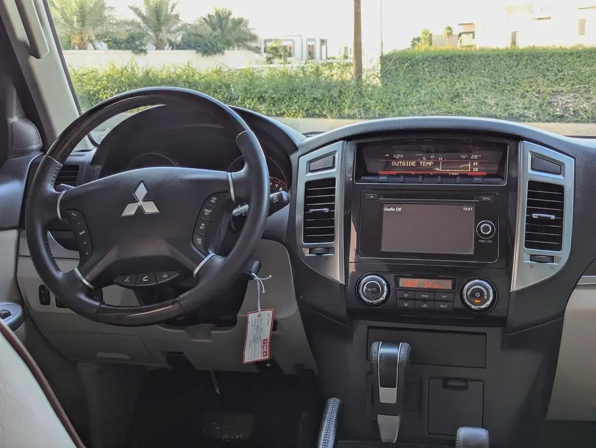 MITSUBISHI PAJERO 2017 GLS MID OPTION GCC V6 3.5L IN PERFECT CONDITION-8-8