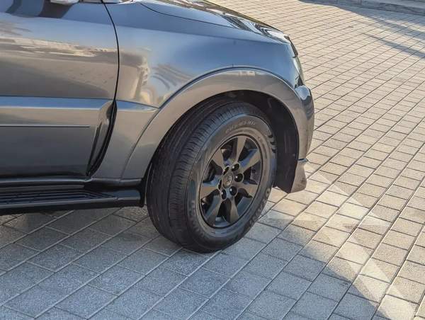 MITSUBISHI PAJERO 2017 GLS MID OPTION GCC V6 3.5L IN PERFECT CONDITION