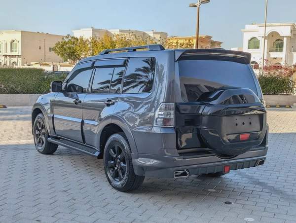 MITSUBISHI PAJERO 2017 GLS MID OPTION GCC V6 3.5L IN PERFECT CONDITION