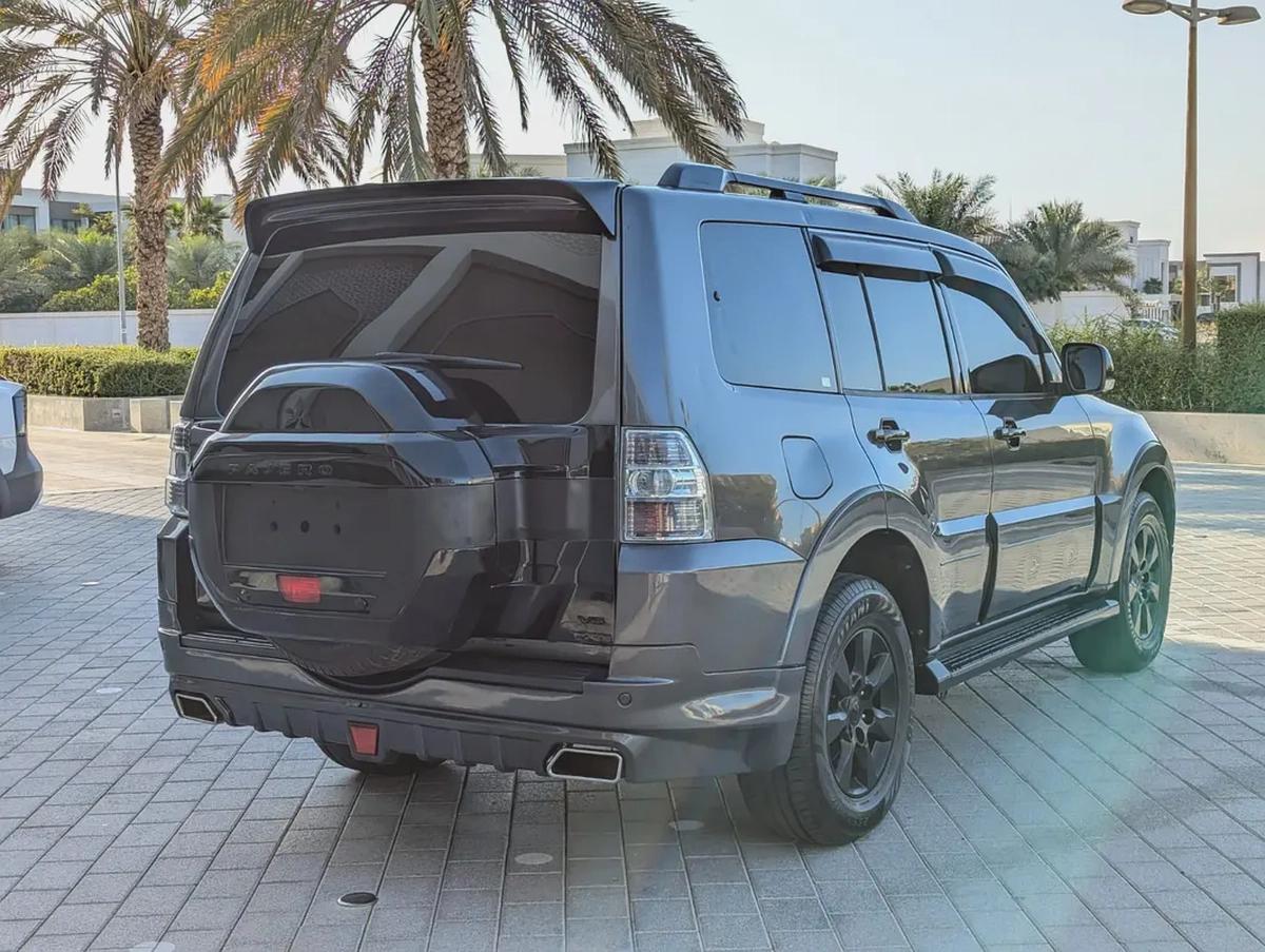 MITSUBISHI PAJERO 2017 GLS MID OPTION GCC V6 3.5L IN PERFECT CONDITION-15-15