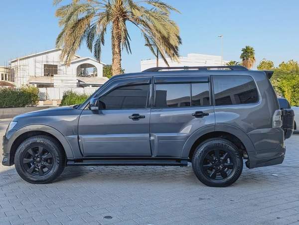 MITSUBISHI PAJERO 2017 GLS MID OPTION GCC V6 3.5L IN PERFECT CONDITION