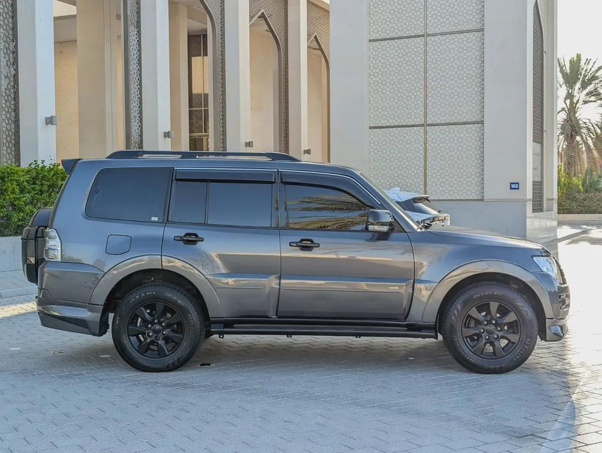 MITSUBISHI PAJERO 2017 GLS MID OPTION GCC V6 3.5L IN PERFECT CONDITION-17-17