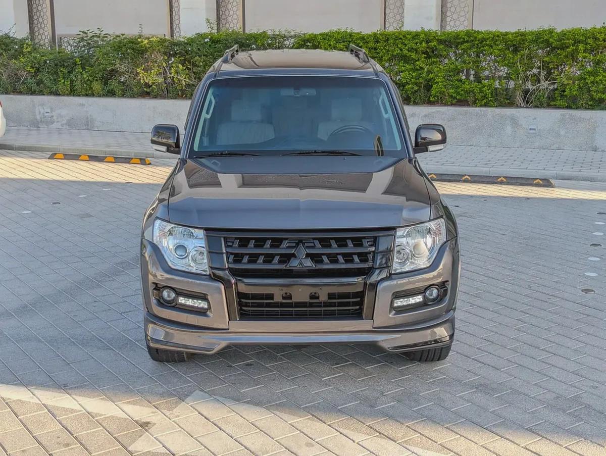 MITSUBISHI PAJERO 2017 GLS MID OPTION GCC V6 3.5L IN PERFECT CONDITION-19-19