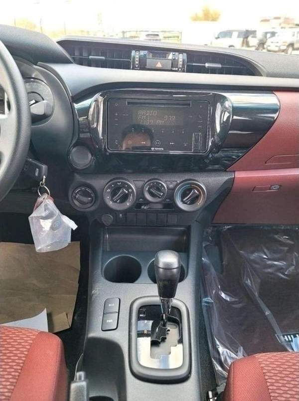 Toyota Hilux Toyota Hilux 2.7L Petrol Automatic Mid Option 2025